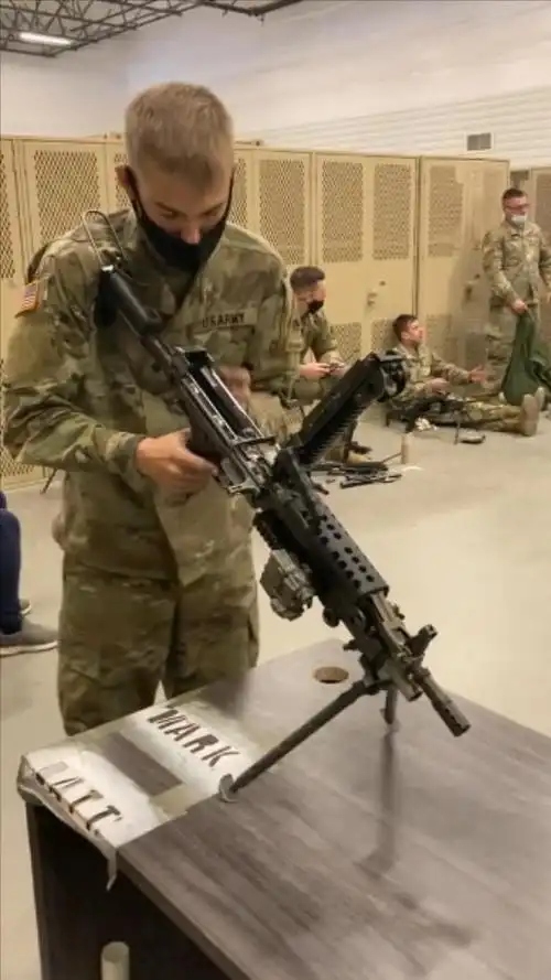 美军小哥把m249机枪拆了又装上