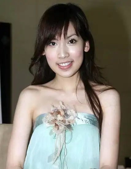 林志颖单车出游晒照片影子被疑是爱妻