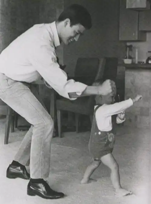 dj李小龙年轻时候的李小龙李小龙帅气西装照李小龙非常疼爱儿子李国豪