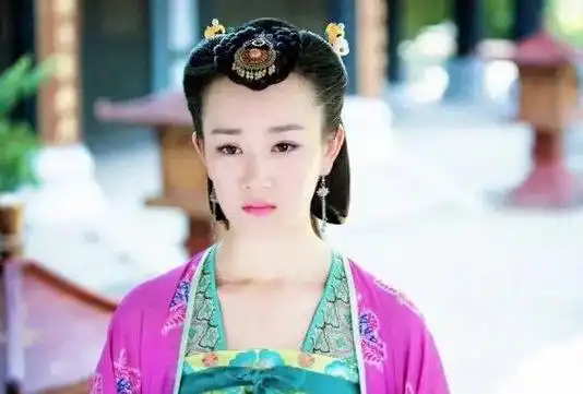 她仅用三秒钟的镜头,就直接美出了圈,被网友评价为了"史上最美卫子夫"