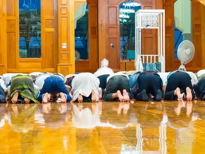 亚洲的穆斯林人在清真寺祈祷