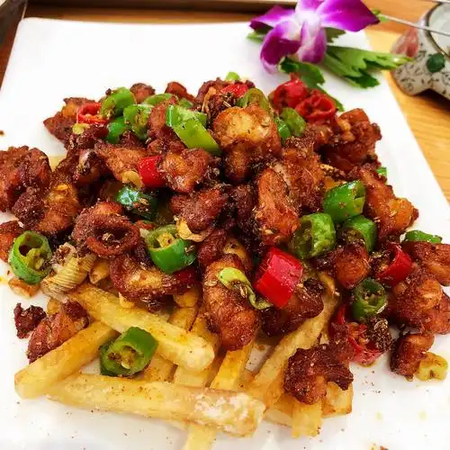 鸡脆骨,焦香有嚼头,还搭配了绵软的薯条.