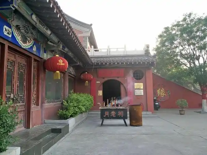 千佛山属泰山余脉,虽然山并不高,但仍然峰峦起伏,林.