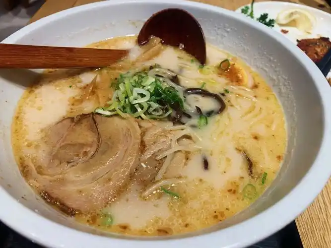 大骨熬汤五十年味千拉面