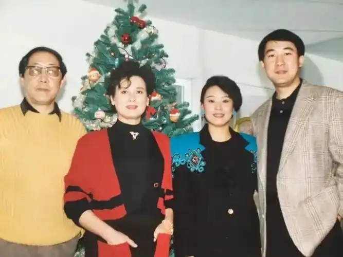 向梅和丈夫与儿子,儿媳年岁渐增的向梅依旧在演艺圈中从事演艺事业