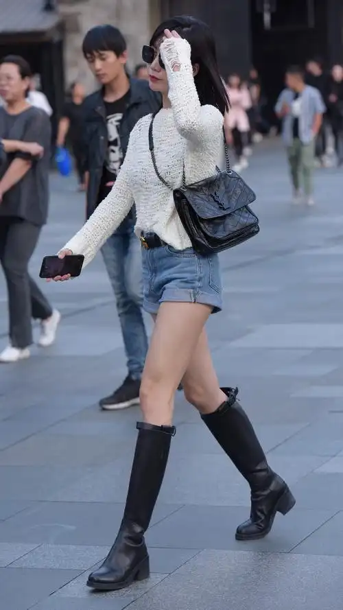 牛仔短裤加高筒靴,除了显身材还提升气质,腿长的女生都这样穿