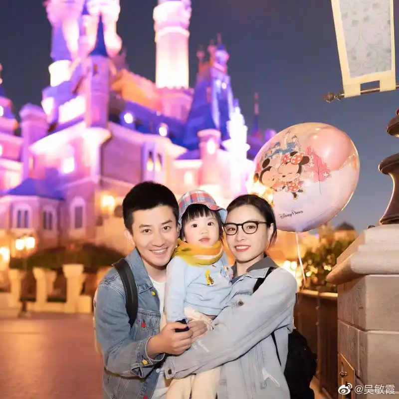 温馨!奥运冠军吴敏霞晒一家三口全家福,女儿长得像爸爸呆萌可爱