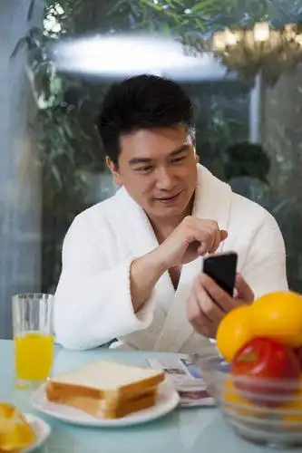 中年男人在餐厅用餐