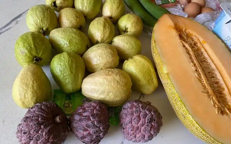 尝试芭乐果,番荔枝,油煎孜然烟熏肠,丝瓜鸡蛋面.