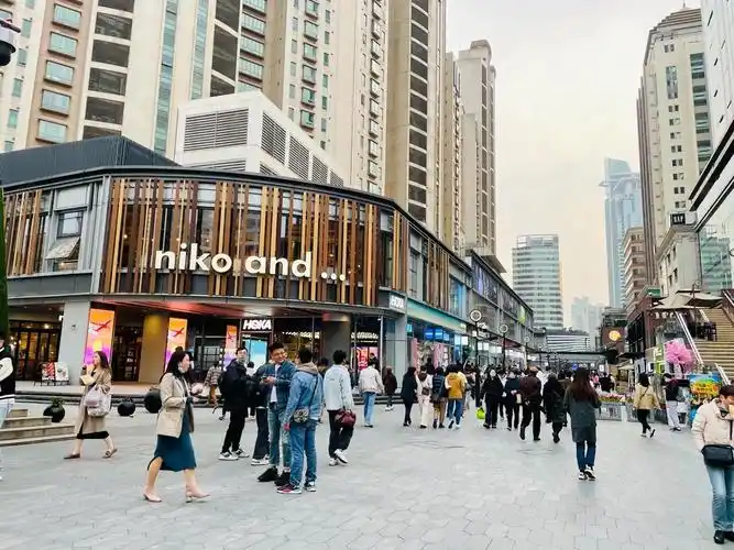 【17图】静安区内环内(252万年租)华为旗舰店,地铁口,沿街转角独栋