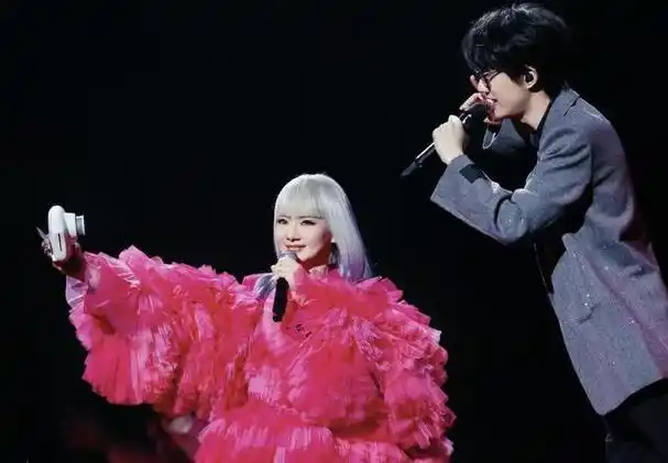 好久不见戚薇的女儿lucky了,越来越像李承铉啦?