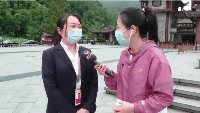 (记者海瑞在张家界大峡谷玻璃桥↑)