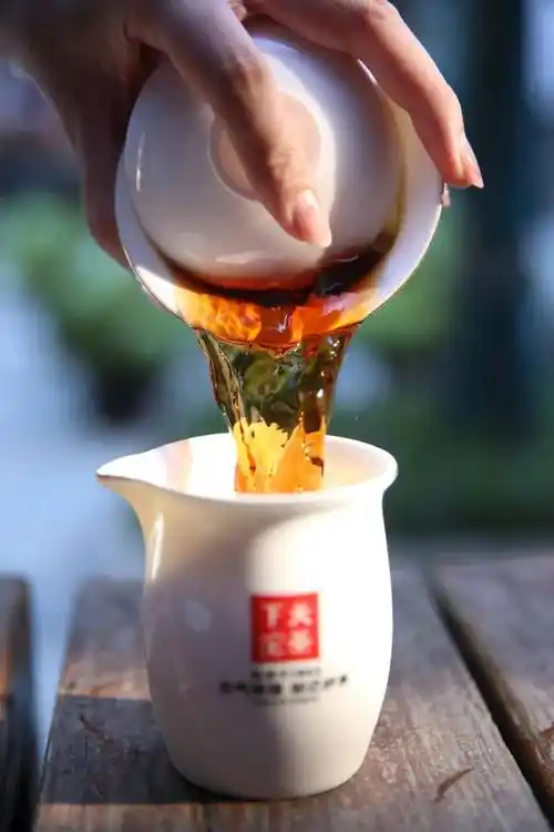 【下关沱茶】30周年改制纪念饼茶,金质纪念,经典不灭!_发展_云南_岁月