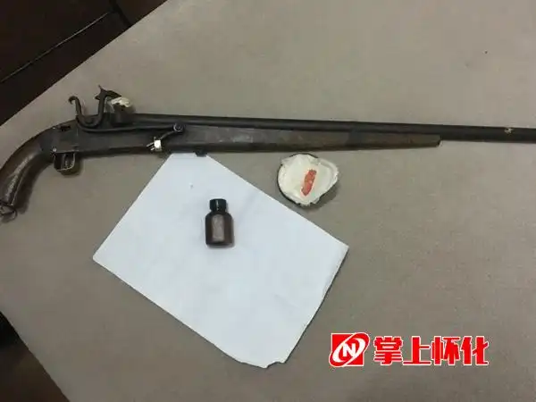 男子携猎枪上高速"散步" 沅陵交警及时控制(图)