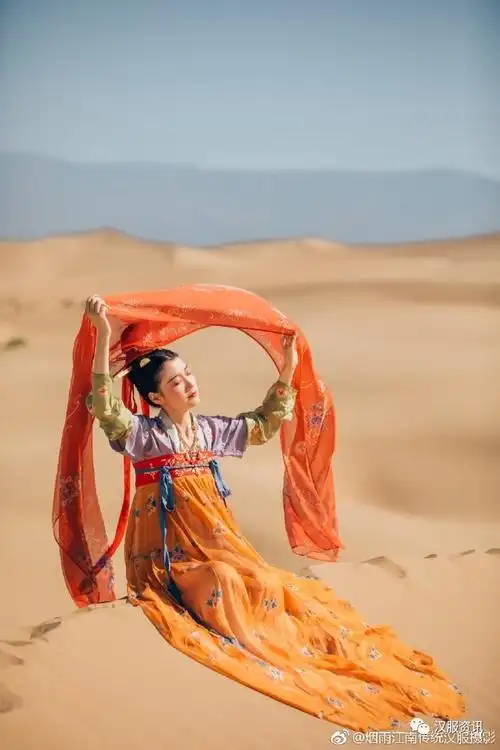 分享:汉服美图《大漠》