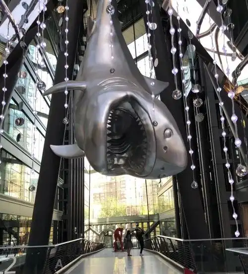 近看又有点吓人.远看感觉很震撼,是一条悬挂着的9米大鲨鱼.