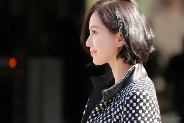 刘诗诗ol风亮相时装周 单手插口袋精致干练