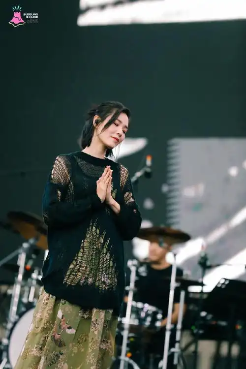 泡泡岛音乐节超话没有人能拒绝安溥的现场吧,无论多远的距离,都可以被