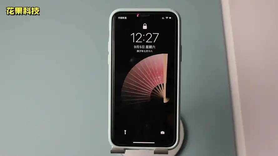 超有意思的iphone渐变开灯壁纸亮屏的时候太酷了