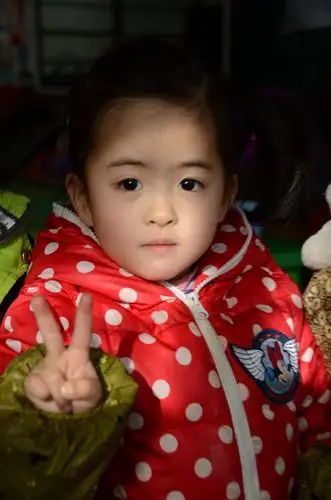 欣欣然红衣小女孩迎元旦-中关村在线摄影论坛