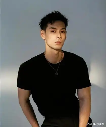 身高185cm的腹肌公狗腰小鲜肉,体脂低,这样的穿衣风格太帅了吧