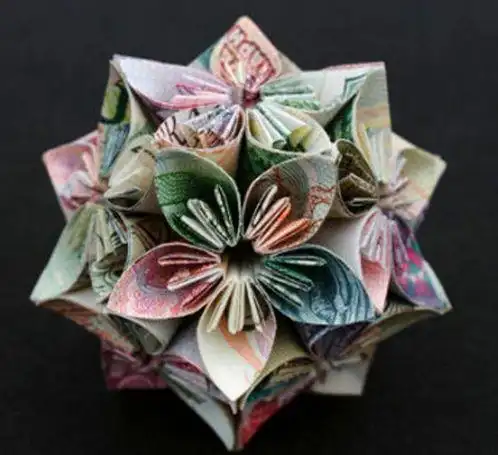 用钱叠出的"油菜花"