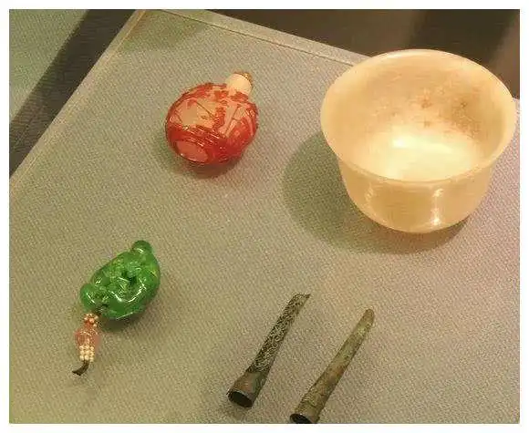 李莲英墓出土的宝贝总之,太监们生前在宫中受主子的气,在家里,在社会