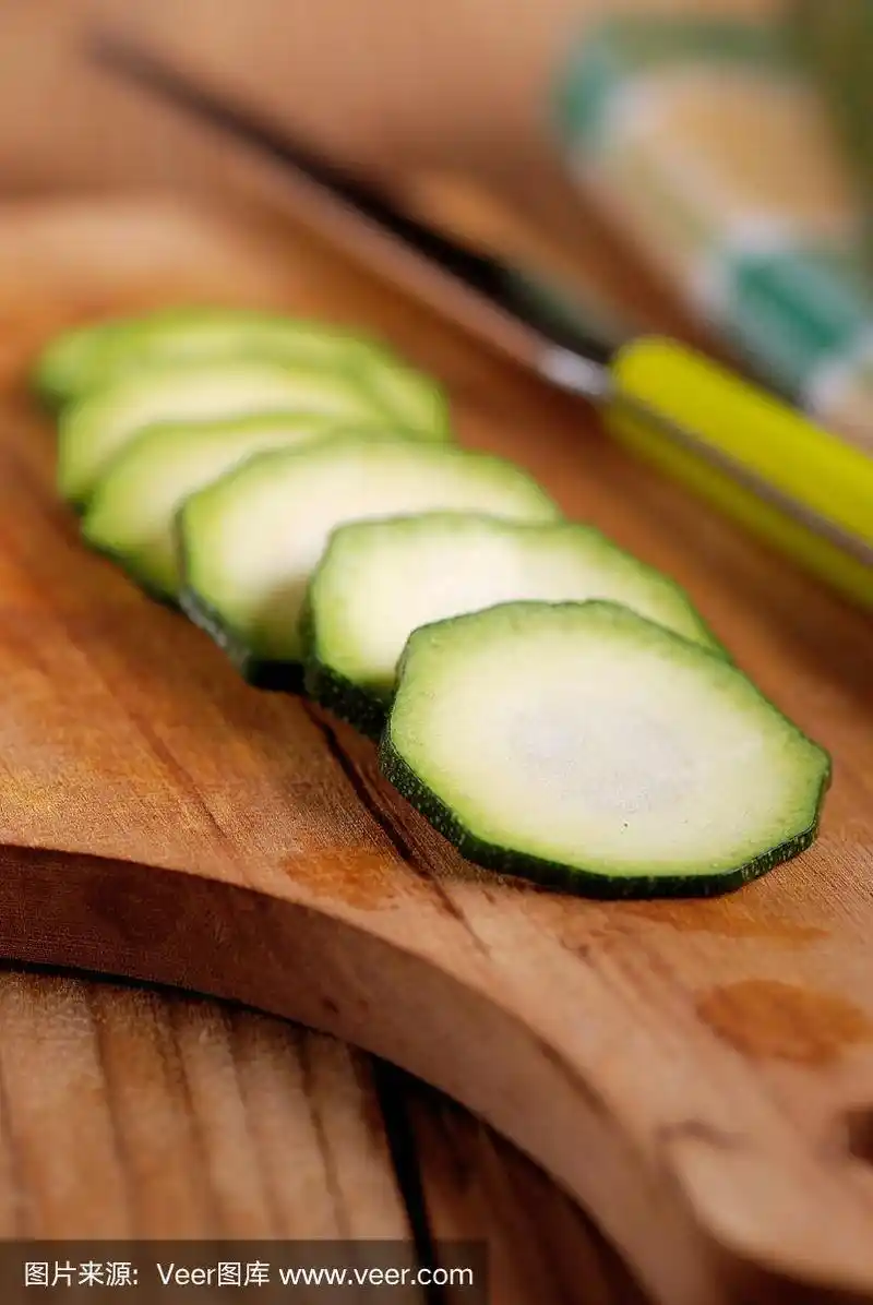 西葫芦切片在切菜板上