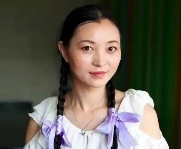 的帐篷,如同雪花一样洁白的羊群在落日的余晖中散发着暖洋洋的光芒