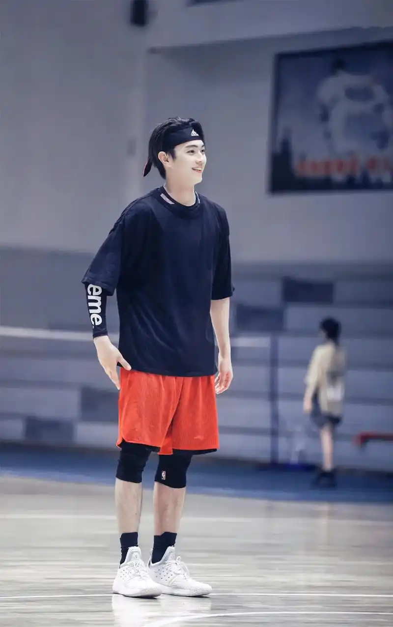 许凯 你们想要的图片来了!打球的凯凯很帅,虽然最近腰伤没有打球