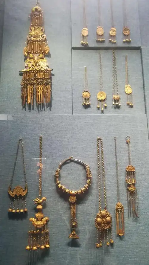 广西民族博物馆三楼霓裳羽衣少数民族纺织服饰银饰介绍