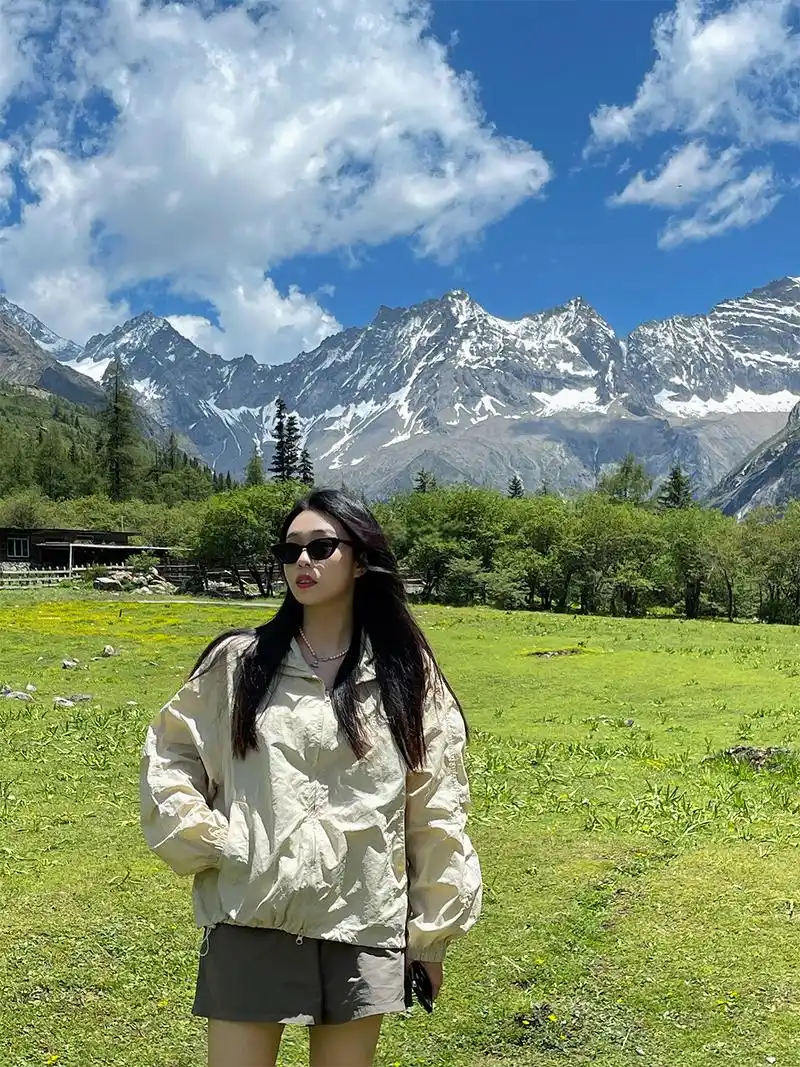 追寻四姑娘山的四季之美:从映秀镇到四姑娘山镇的精彩路线