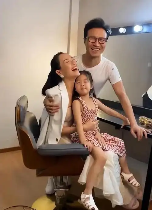 汪峰两女儿颜值差异大一个像爸爸一个像妈妈基因遗传成焦点话题