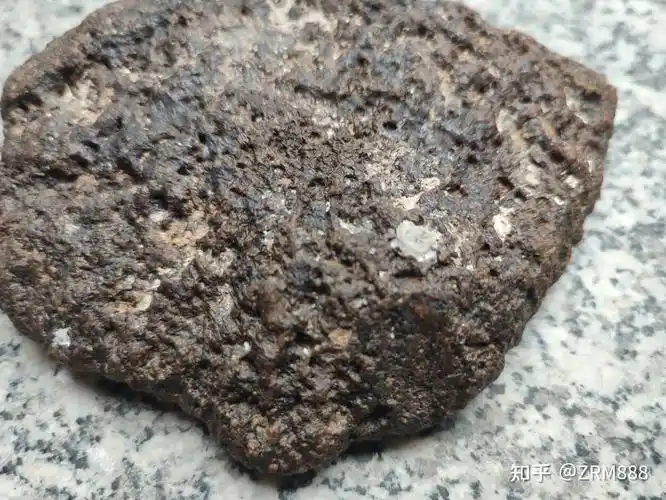 真正的月球角砾岩陨石是什么样子的呢?