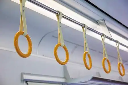 地铁车厢内列车把手上的扶手图片