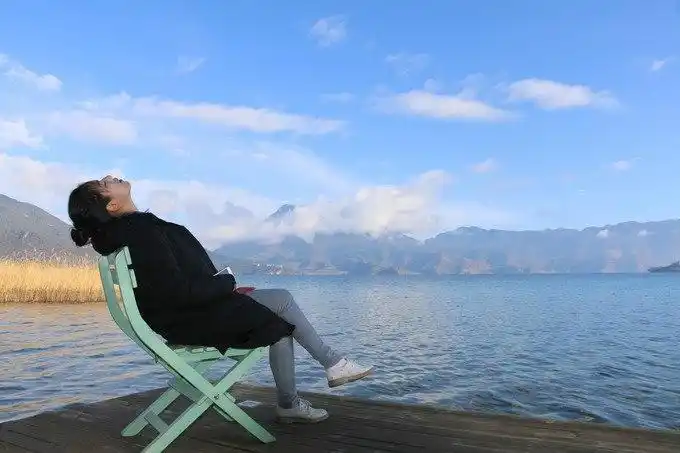 美女强势攻占泸沽湖,证明了摄影师猪一样的拍照技术