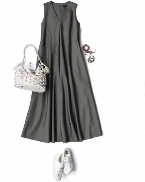 最简单的方式就是选择一双白色的休闲鞋,白色和灰色的搭配最为经典