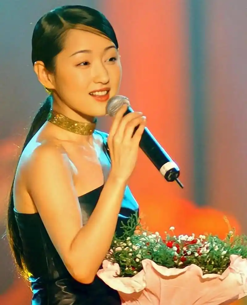 一组杨钰莹青春时照片,歌甜人美,这样的天然美女已经不会再有了