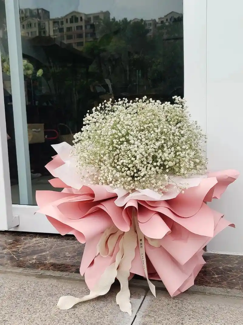 【藜 花艺】满天星公主裙花束.虽然星光黯淡 仍可以摸索脚下的 - 抖音