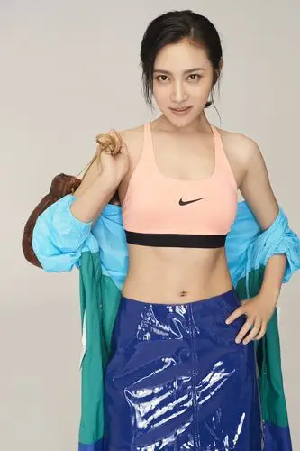 罗昱焜运动风大片夺人眼球 马甲线清晰诠释健康之美