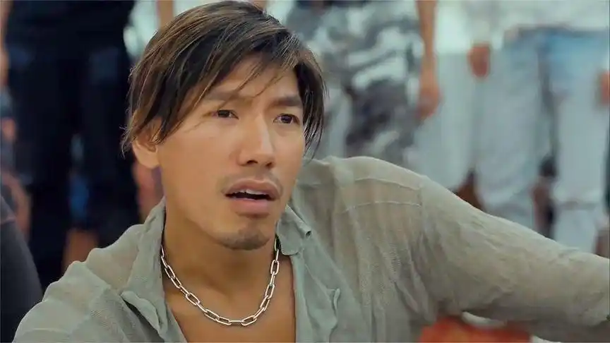 经典:乌鸦抽烟动作不仅酷,翻桌子也霸气唯一一个把关公打烂的人