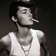 微信头像抽烟男生帅气_抽烟动作太帅气【点击鼠标右键下载】