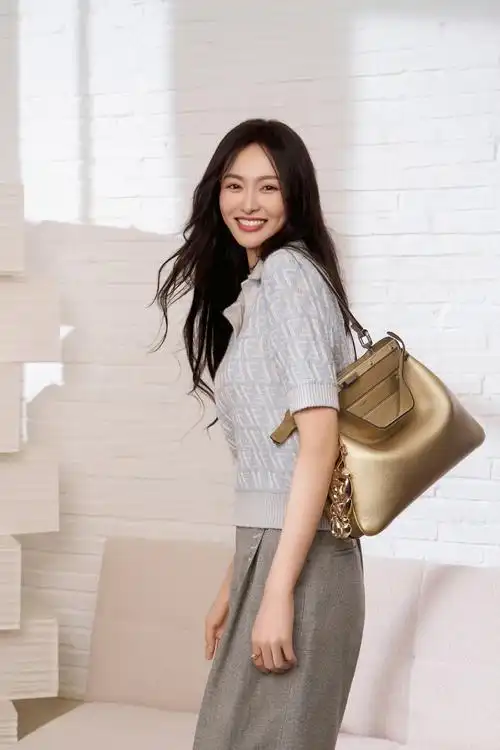 唐嫣最新画报,身着2024冬季假日系列,搭配peekaboo soft手袋,漫溢明快