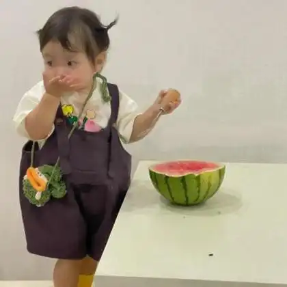 可爱萌萌哒吃货小女孩头像图片,吃西瓜的小女孩萌翻了_女生头像_头像