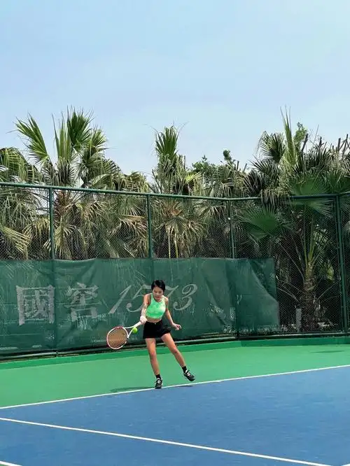 打网球的女孩真美