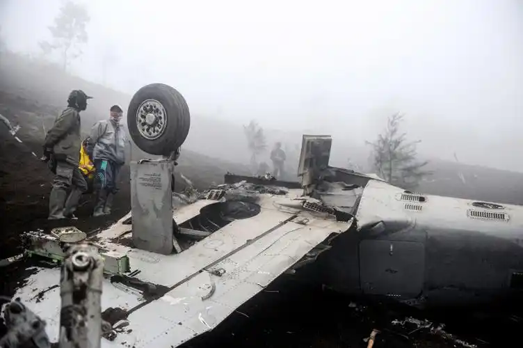 早安·世界|印尼空军两架飞机坠毁,机上4人全部遇难