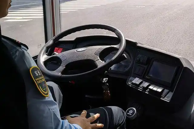 大快人心:争抢方向盘致公交车撞车的乘客 获刑三年_网易订阅