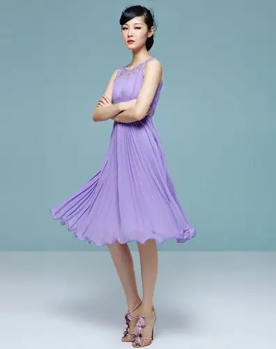 粉紫色蕾丝连衣裙