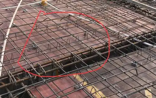 老师你好请问下附图中的马凳筋怎么设置谢谢