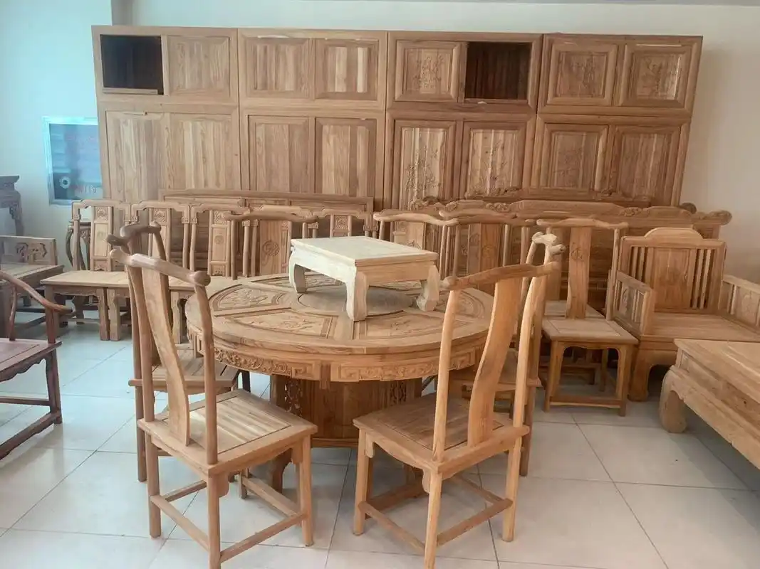 香椿木的老板台餐桌,沙发,没做漆颜色可定 香椿木的家具会有淡淡的